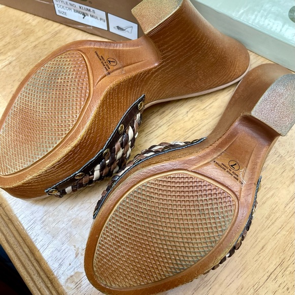 Brown and tan sandals - Picture 10 of 11